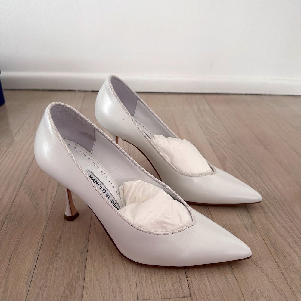 MANOLO BLAHNIK - Urgenzapla Pointy Toe Pump In White Leather  - US 8